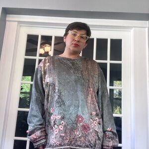 Gray and Pink Crewneck Sweater with Artistic Dye Pattern